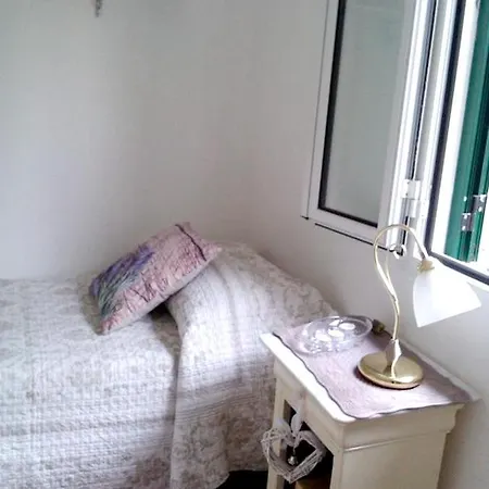House With 2 Bedrooms In With Wifi *